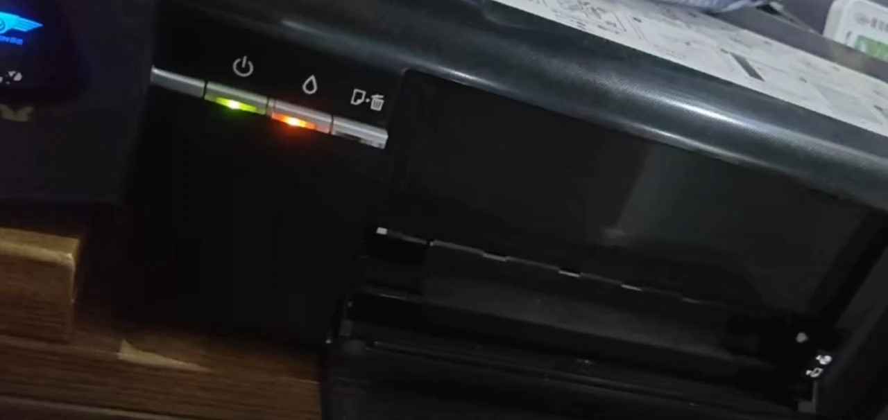 爱普生L801打印机加墨水后一开机墨水灯亮起电脑那里提示检查墨量